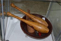 Wooden bowl, juggling pins, scoop & kitchen utensi