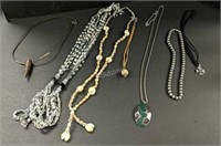 DS- Fashion Forward lot of Costume Necklaces