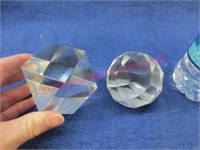 2 crystal paperweights