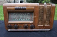 RCA Victor A-25 Globetrotter Wood Tube Radio