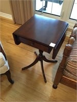 Duncan Phyfe style end table with drop leaves and
