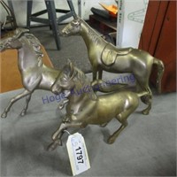 3 horse figurines