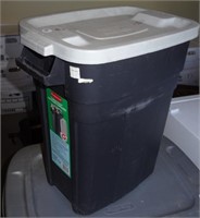 Rubbermaid 8gal Container