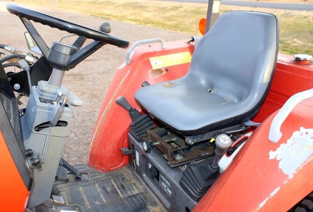 1998 MF 1250 Utility Tractor (view 7)