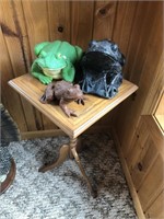 End Table & 3 Frog Statues