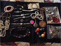 ASSORTED COSTUME JEWELRY AND WATCHES