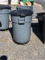 Rubbermaid Brute Trashcan with lid and dolly