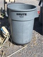 Rubbermaid Brute trashcan with dolly no lid
