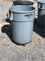 Rubbermaid Brute trashcan with dolly not lid