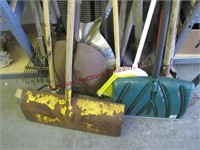 1 lot yard tools: scoop shovels, rake, ...