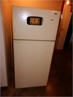 Hotpoint Refrigerator w/ Top Freezer