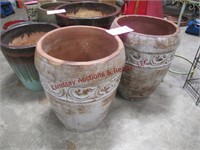 2 clay flower pots