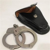 SMITH & WESSON HANDCUFFS WITH HOLDER