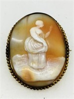 CAMEO WITH GOLD TONE RIM BROACH