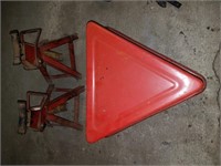PAIR OF JACK STANDS AND SHORT ROLL AROUND STOOL