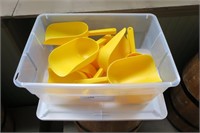 Lot of 12 - Store scoops with tupperware bin