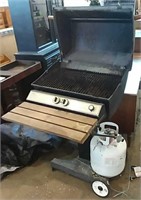Propane barbecue with tank and cover