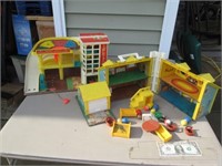 Vtg Fisher-Price Little People Play House &