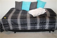 TWIN DAY BED WITH BEDDING