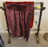 IRON QUILT RACK WITH THROWS