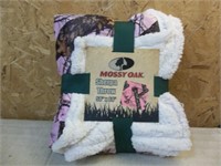 New Mossy Oak Sherpa Throw - Pink Camo