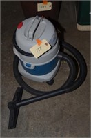 SMALL 8 AMP SHOP VAC ON CASTERS