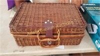 VINTAGE WIICKER PICNIC BASKET SET