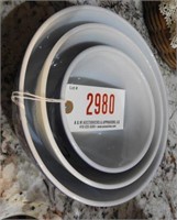 (3) Pyrex nesting bowls
