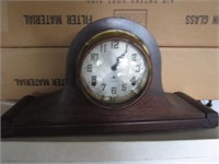Mantel clock; great for parts has key