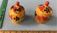 2 Covered wood dishes, hand painted        (h 89)