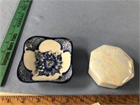 Lot of covered box and a blue dish        (h 89)