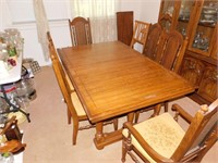 Dining room table with leaf and 6 chairs