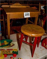 Kid's desk & stool 25" t x 21" x 13"