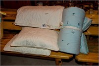 Queen bed spread & pillows 4 pcs