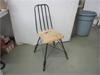 Chaise en métal et en bois, style industriel