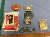Lot with various belt buckles, small pewter figuri
