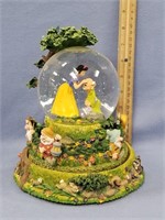 Snow globe Snow White 9"         (l 145)