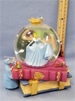 Snow globe Cinderella 7.5"         (l 145)