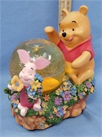 Snow globe Winnie the Pooh 7.5"         (l 145)