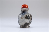LARGE AGATE CARVED SNUFF BOTTLE WITH SILVER MOUNTS