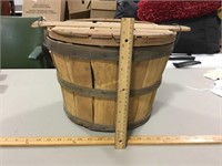 Small peach basket with lid