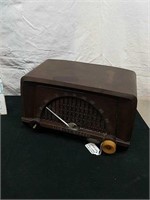 Vintage Stuart Warner tabletop tube radio in