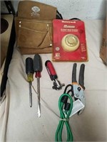 Leather tool belt, manual thermostat, screwdriver
