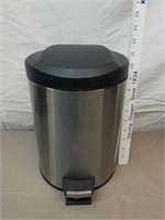 Small trash can with foot pedal works