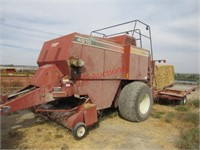 Hesston 4910 Baler with Accumulator