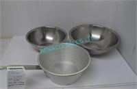 LOT, 3X S/S MIXING BOWLS + 1X STRAINER