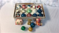 This lot contains 21 vintage ornaments and bulbs