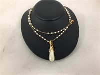 clear case with pearl style necklace,