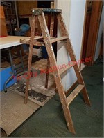 4 foot wood ladder