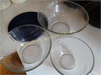 3 Glass Pyrex bowls w/ lids